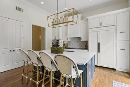 A Timeless Southern Retreat with Mountain Views - Stone Mountain, Georgia