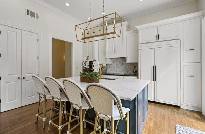 A Timeless Southern Retreat with Mountain Views - Stone Mountain, Georgia