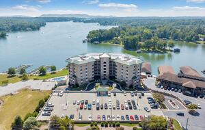 Relaxed Living with Sweeping Lake Views - Moneta, Virginia