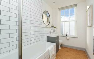 Stylish Two-Bedroom Apartment in Historic Bath - Bath, United Kingdom