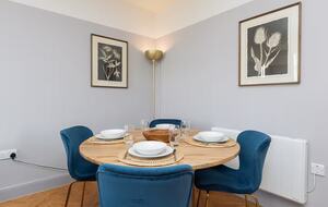 Stylish Two-Bedroom Apartment in Historic Bath - Bath, United Kingdom