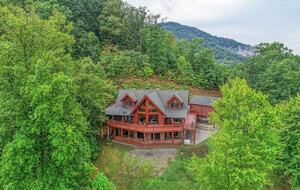 Copper Elk Lodge: A 6 acres Smoky Mountain Sanctuary - Sevierville, Tennessee