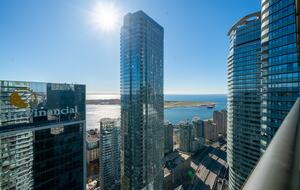 Urban Oasis Overlooking Lake Ontario - Toronto ON, Canada