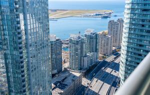 Urban Oasis Overlooking Lake Ontario - Toronto ON, Canada
