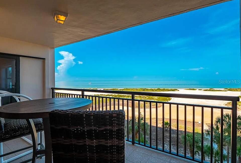 Beachfront Bliss in a Bright and Breezy Retreat - Clearwater, Florida