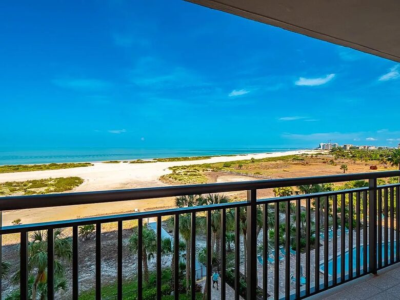Beachfront Bliss in a Bright and Breezy Retreat - Clearwater, Florida
