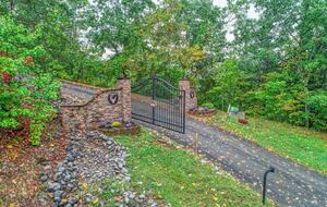 Copper Elk Lodge: A 6 acres Smoky Mountain Sanctuary - Sevierville, Tennessee