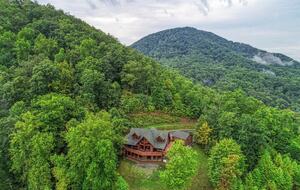 Copper Elk Lodge: A 6 acres Smoky Mountain Sanctuary - Sevierville, Tennessee