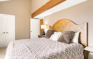 Elegant Ski-In/Ski-Out Townhome with Lake Access - McHenry, Maryland