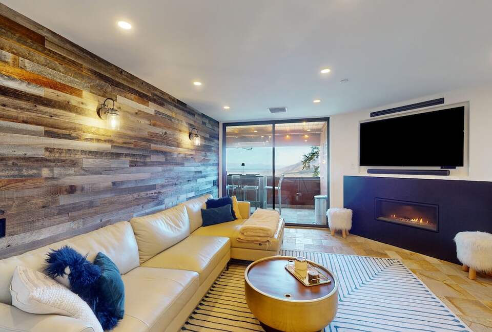 Elegant Ski-in/Ski-out Condo with Panoramic Views - Mammoth Lakes, California