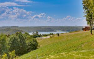 Tranquil Comfort with Forest & Lake Views - Hilham, Tennessee