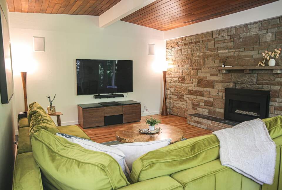 Mid-Century Gem with Garden & Jacuzzi in Innis Arden - Shoreline, Washington