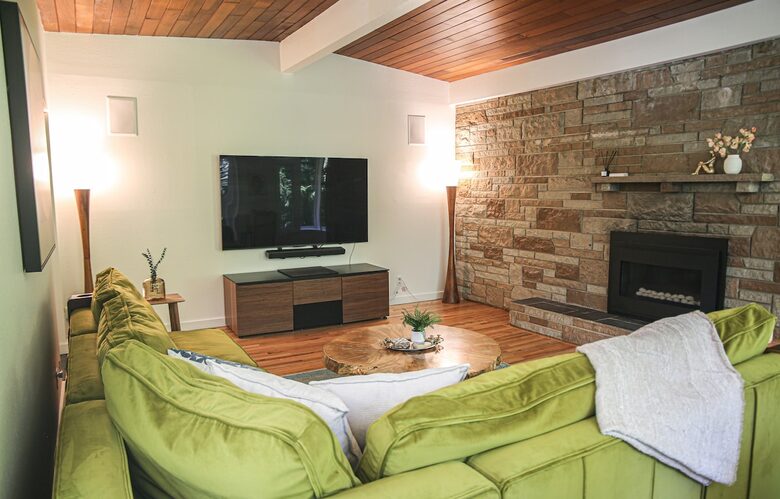 Mid-Century Gem with Garden & Jacuzzi in Innis Arden - Shoreline, Washington