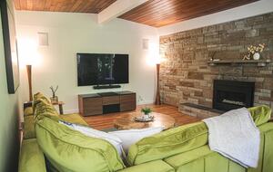 Mid-Century Gem with Garden & Jacuzzi in Innis Arden - Shoreline, Washington