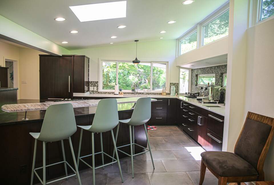 Mid-Century Gem with Garden & Jacuzzi in Innis Arden - Shoreline, Washington