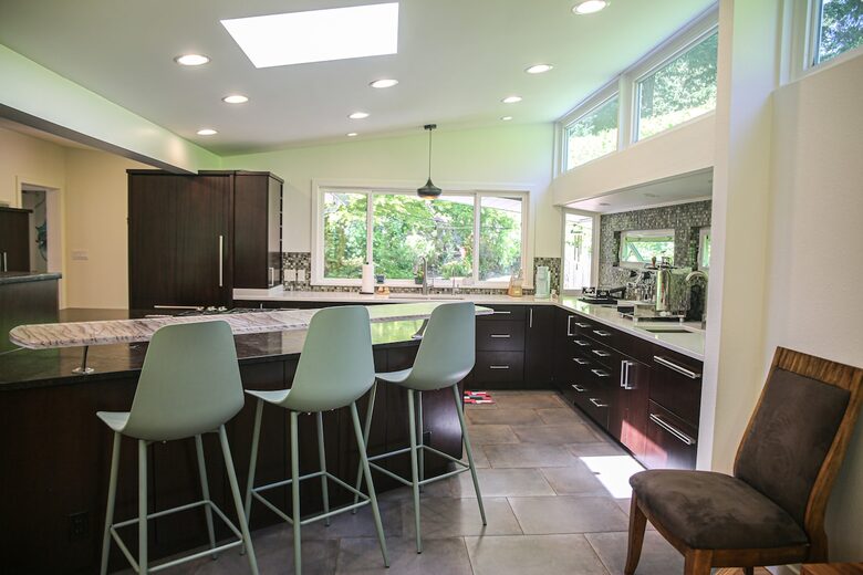 Mid-Century Gem with Garden & Jacuzzi in Innis Arden - Shoreline, Washington