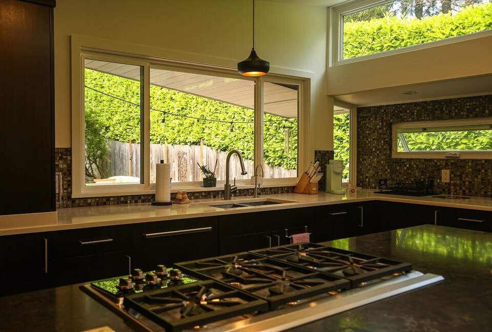 Mid-Century Gem with Garden & Jacuzzi in Innis Arden - Shoreline, Washington