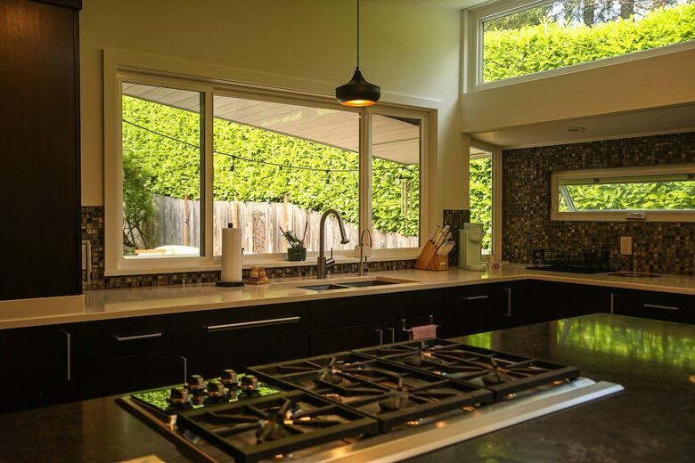 Mid-Century Gem with Garden & Jacuzzi in Innis Arden - Shoreline, Washington