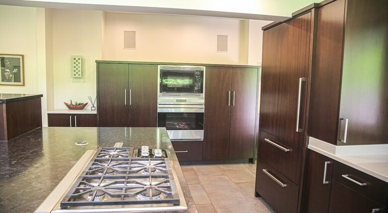 Mid-Century Gem with Garden & Jacuzzi in Innis Arden - Shoreline, Washington