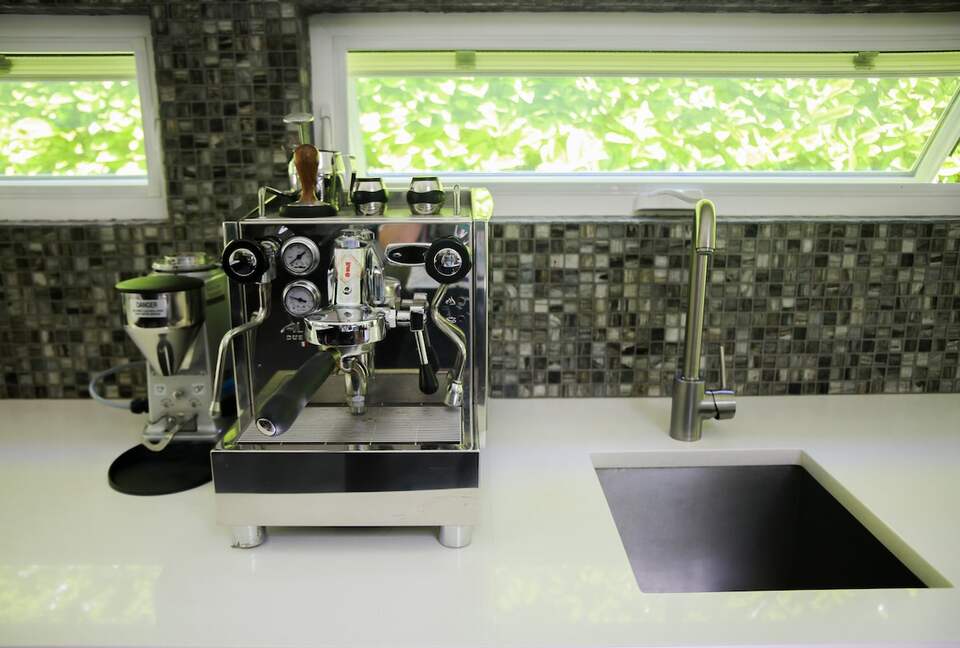 Mid-Century Gem with Garden & Jacuzzi in Innis Arden - Shoreline, Washington