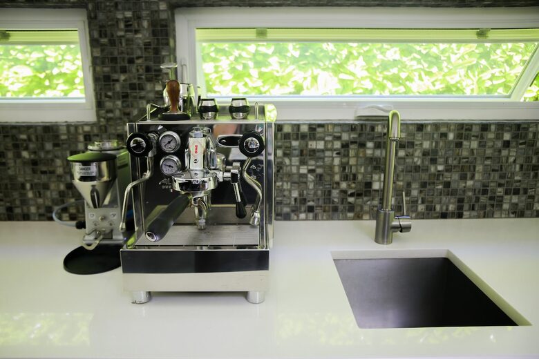 Mid-Century Gem with Garden & Jacuzzi in Innis Arden - Shoreline, Washington