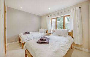 A Refined Cotswold Retreat with Countryside Elegance - Salford, United Kingdom