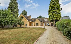 A Refined Cotswold Retreat with Countryside Elegance - Salford, United Kingdom