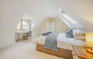 A Refined Cotswold Retreat with Countryside Elegance - Salford, United Kingdom