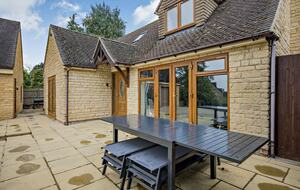 A Refined Cotswold Retreat with Countryside Elegance - Salford, United Kingdom