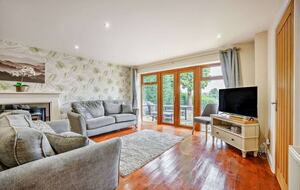 A Refined Cotswold Retreat with Countryside Elegance - Salford, United Kingdom