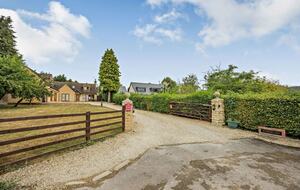 A Refined Cotswold Retreat with Countryside Elegance - Salford, United Kingdom