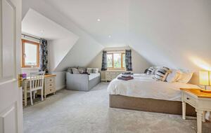 A Refined Cotswold Retreat with Countryside Elegance - Salford, United Kingdom