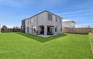 Modern Seaside Sophistication in Ocean Grove - Ocean Grove, Australia
