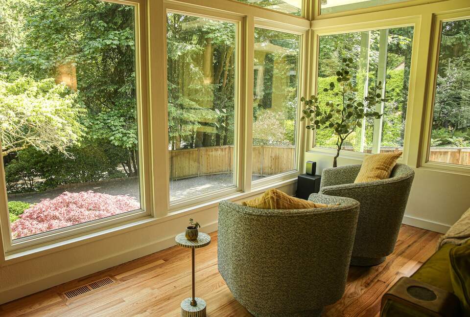 Mid-Century Gem with Garden & Jacuzzi in Innis Arden - Shoreline, Washington