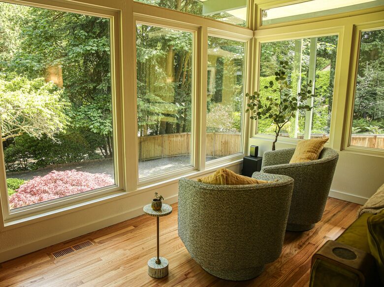 Mid-Century Gem with Garden & Jacuzzi in Innis Arden - Shoreline, Washington