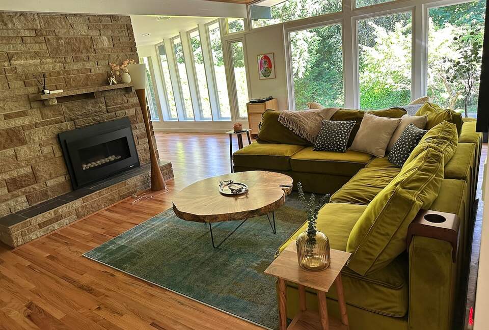 Mid-Century Gem with Garden & Jacuzzi in Innis Arden - Shoreline, Washington