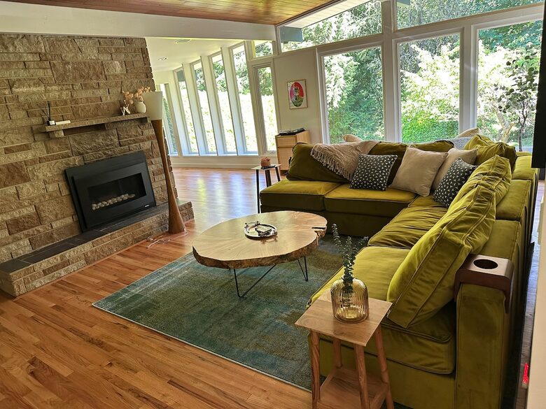 Mid-Century Gem with Garden & Jacuzzi in Innis Arden - Shoreline, Washington
