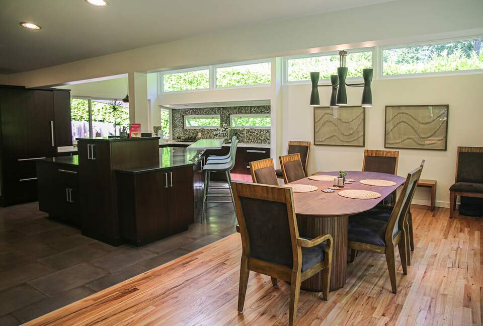 Mid-Century Gem with Garden & Jacuzzi in Innis Arden - Shoreline, Washington