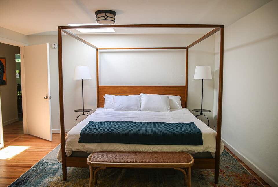 Mid-Century Gem with Garden & Jacuzzi in Innis Arden - Shoreline, Washington