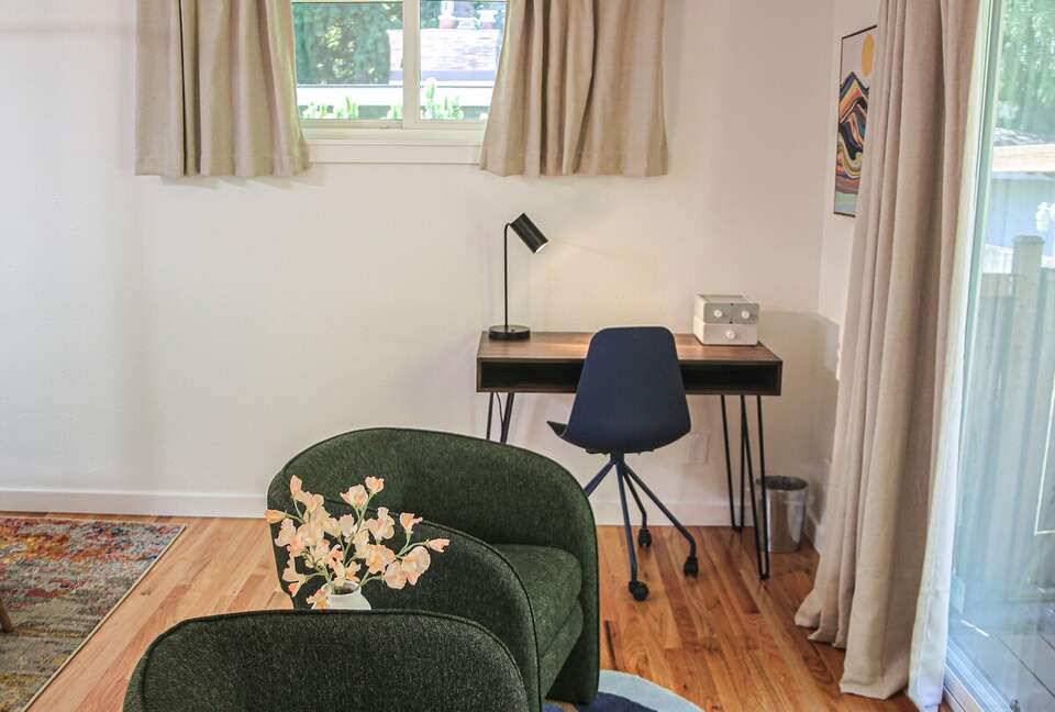 Mid-Century Gem with Garden & Jacuzzi in Innis Arden - Shoreline, Washington