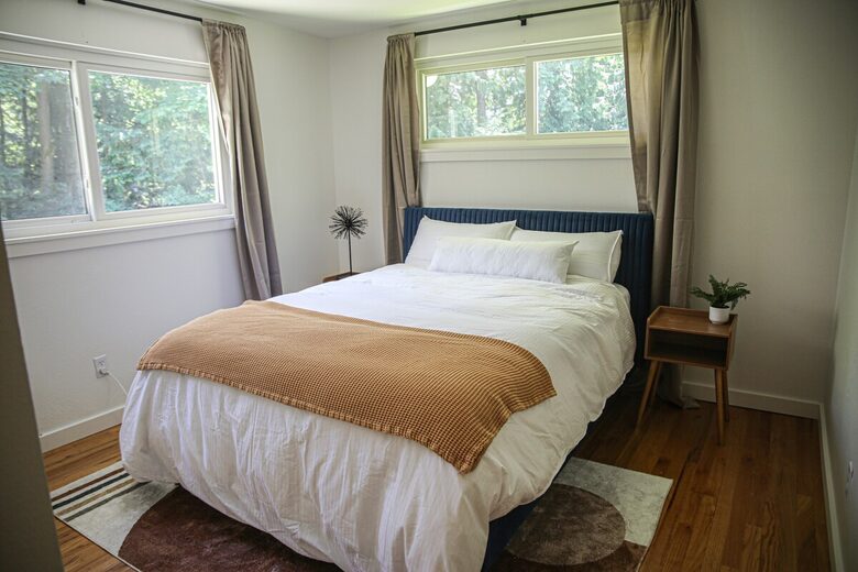 Mid-Century Gem with Garden & Jacuzzi in Innis Arden - Shoreline, Washington