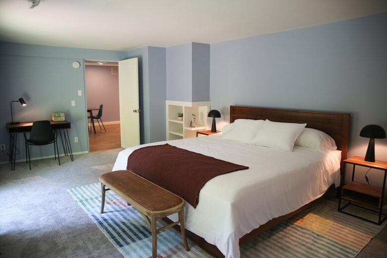 Mid-Century Gem with Garden & Jacuzzi in Innis Arden - Shoreline, Washington