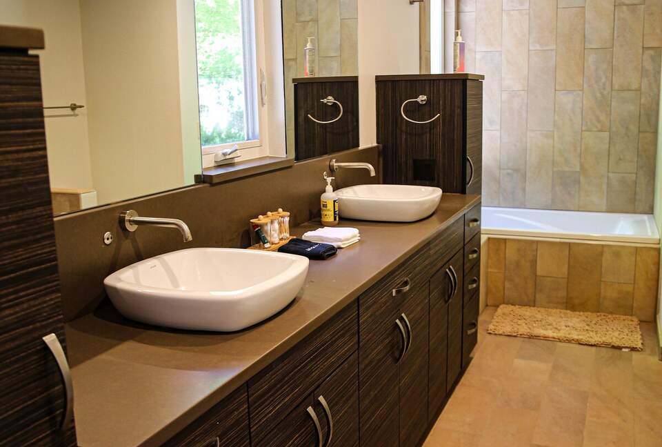 Mid-Century Gem with Garden & Jacuzzi in Innis Arden - Shoreline, Washington