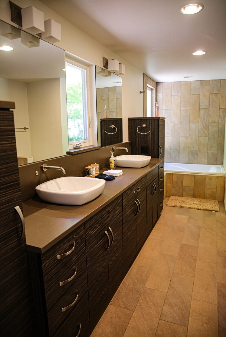 Mid-Century Gem with Garden & Jacuzzi in Innis Arden - Shoreline, Washington