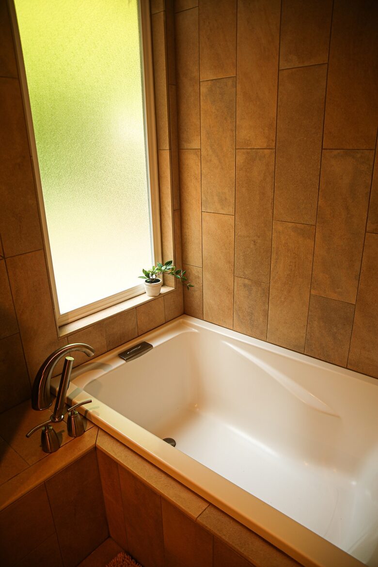 Mid-Century Gem with Garden & Jacuzzi in Innis Arden - Shoreline, Washington