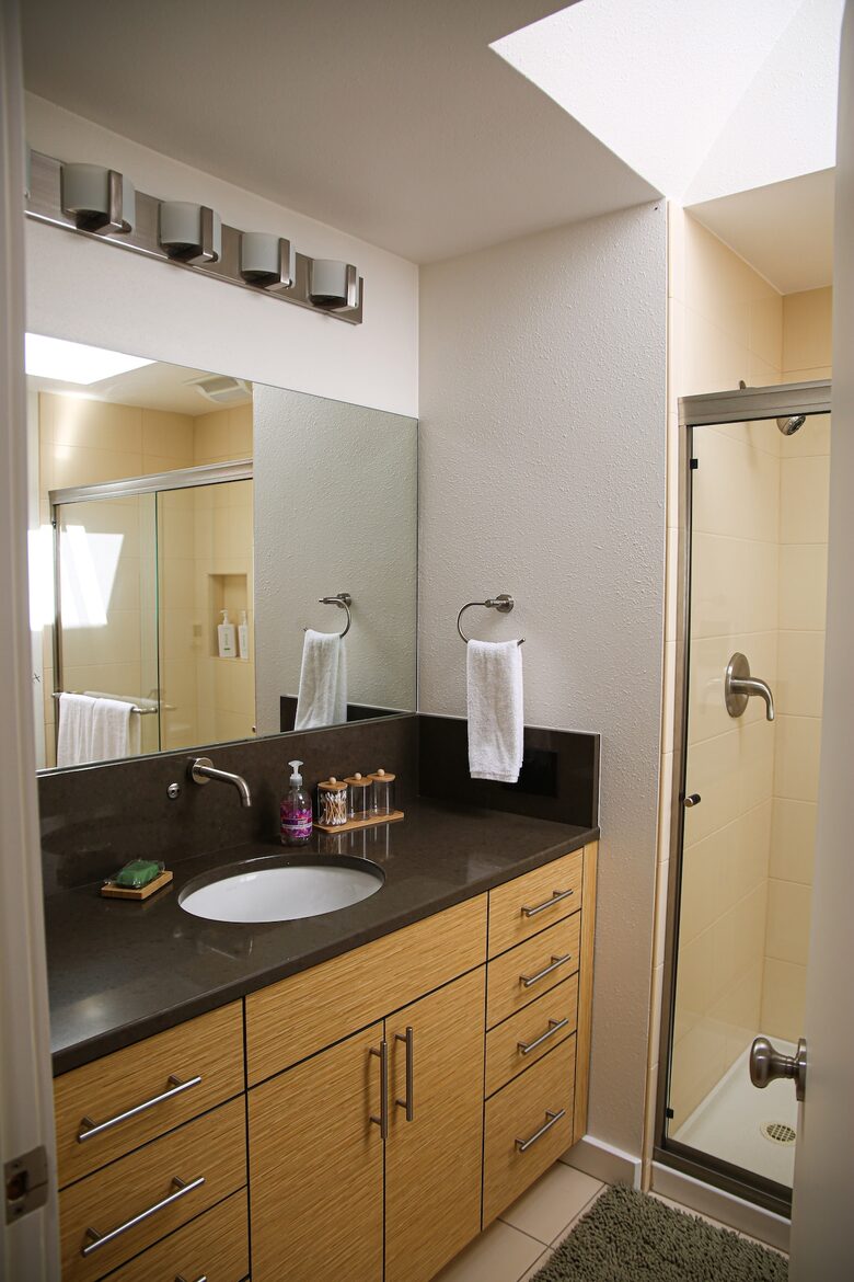 Mid-Century Gem with Garden & Jacuzzi in Innis Arden - Shoreline, Washington