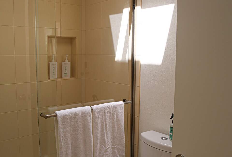 Mid-Century Gem with Garden & Jacuzzi in Innis Arden - Shoreline, Washington