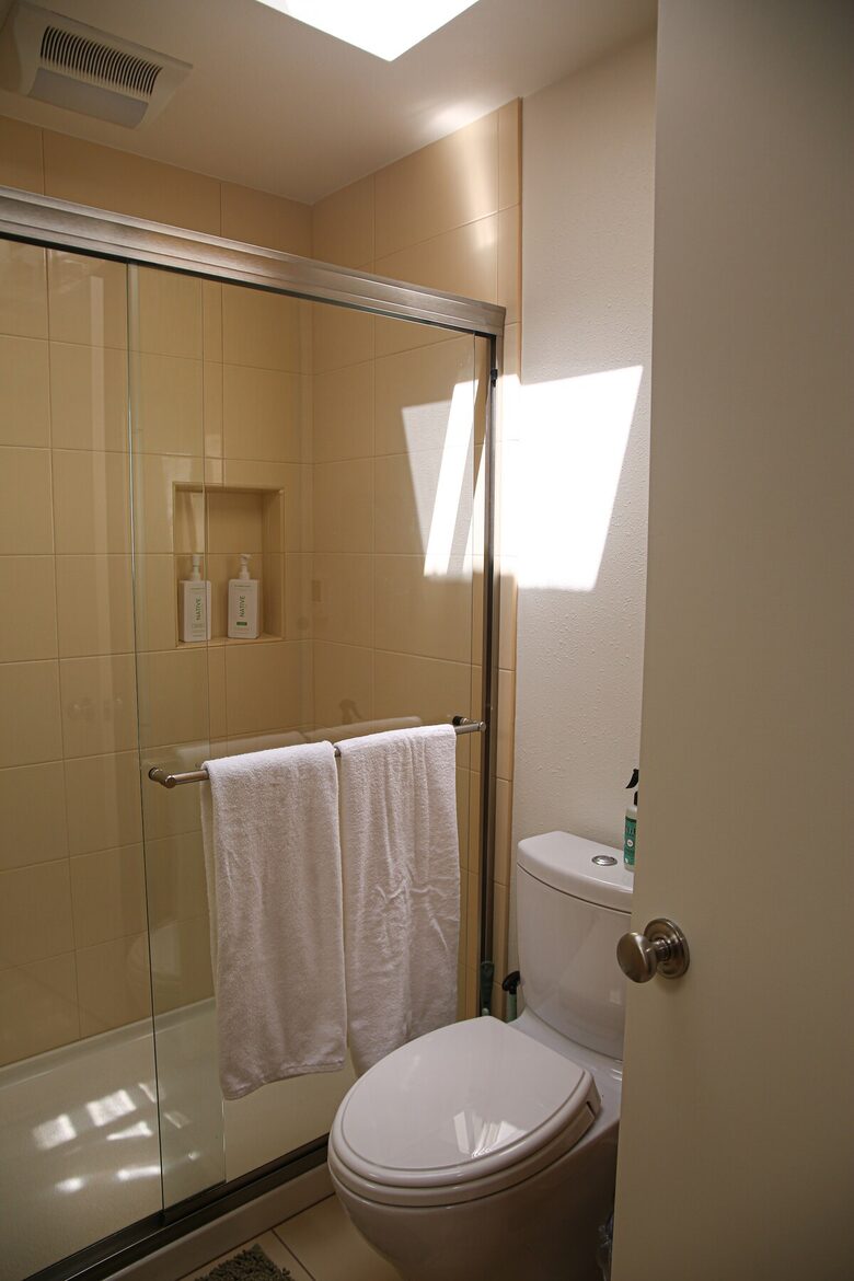 Mid-Century Gem with Garden & Jacuzzi in Innis Arden - Shoreline, Washington