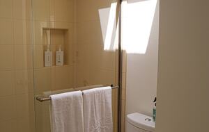 Mid-Century Gem with Garden & Jacuzzi in Innis Arden - Shoreline, Washington