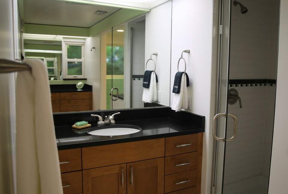 Mid-Century Gem with Garden & Jacuzzi in Innis Arden - Shoreline, Washington